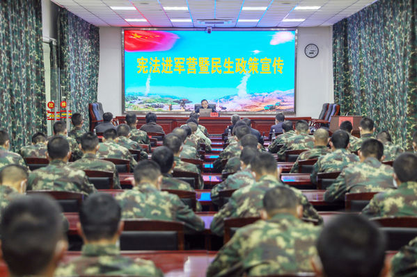 休寧縣多部門聯(lián)合開展憲法進軍營活動