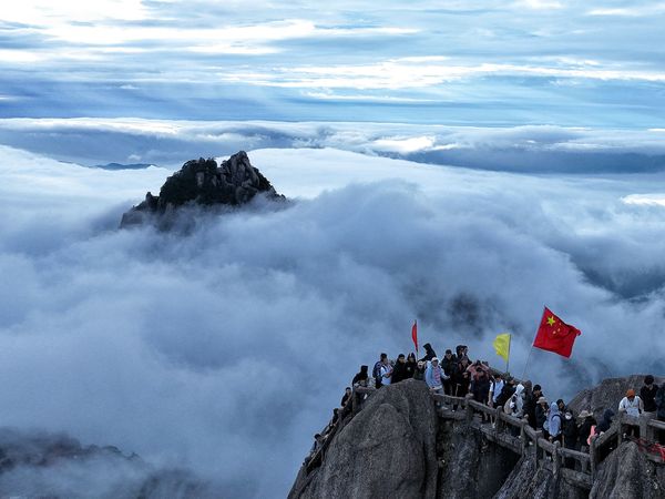 黃山之巔國旗飄揚(yáng)