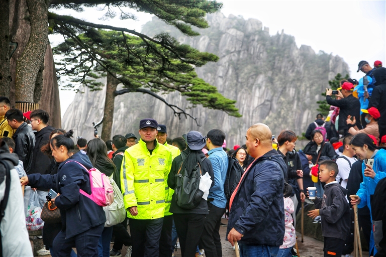 近12萬游客暢游黃山