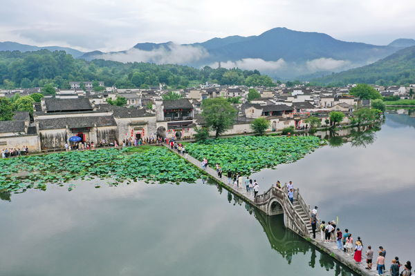 宏村迎來(lái)暑期旅游熱