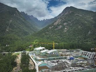 云谷索道下半段建設(shè)項(xiàng)目建設(shè)正酣
