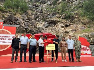 歙縣全民國防教育研學基地揭牌儀式在“紅色金石”舉行