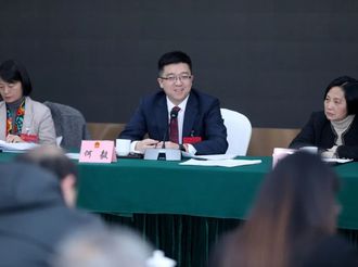 何毅在參加屯溪區代表團審議時強調 擦亮“國際屯溪”品牌 為大黃山和“七個強市”建設作出新的更大貢獻
