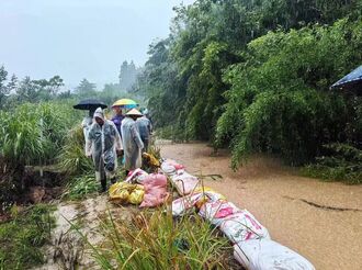 【身邊守護者】瓢潑大雨中，他們挖土、裝袋、壘墻……