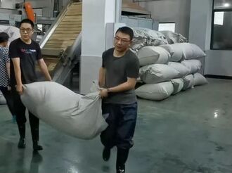 【身邊守護(hù)者】輕傷不下汛線的硬漢干部