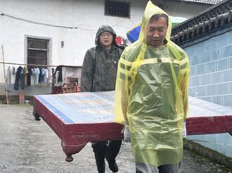 【身邊守護者】弓腰行走著的村支書