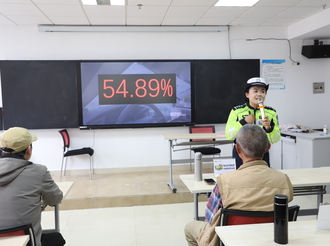 警暖平安銀齡 護航交通安全  黃山公安交警送交通安全進市老年大學主題活動受歡迎