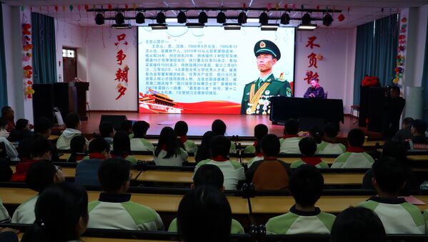 休寧縣：“兵王”王忠心走進鄉(xiāng)村學校