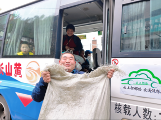 從“山下帶”變“門口取” “云上郵路”暢通鄉村物流