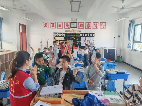 月潭湖鎮：綠書簽進校園 守護成長凈土