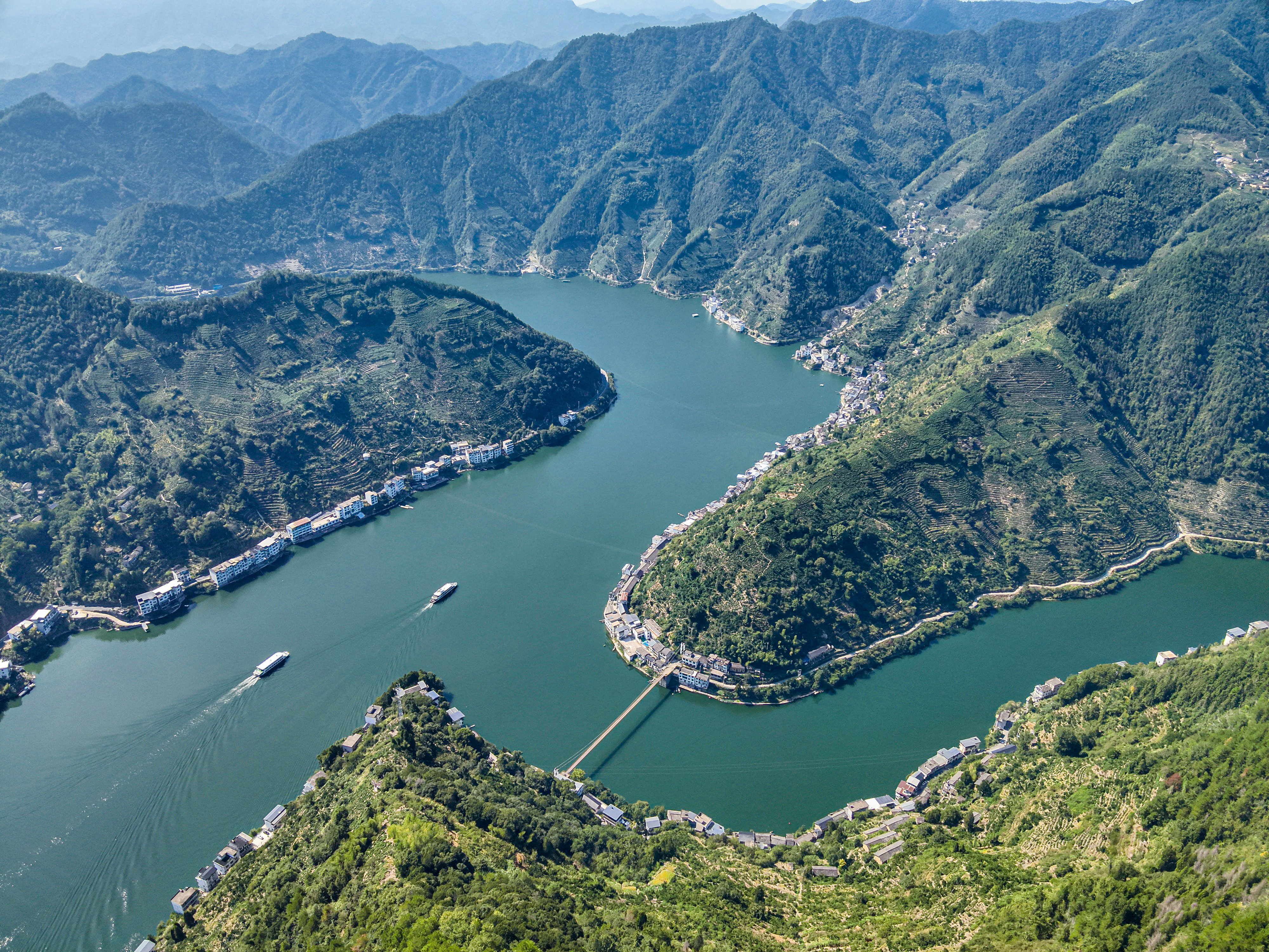 江水映青山