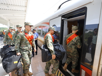 新兵啟程 奔赴軍營