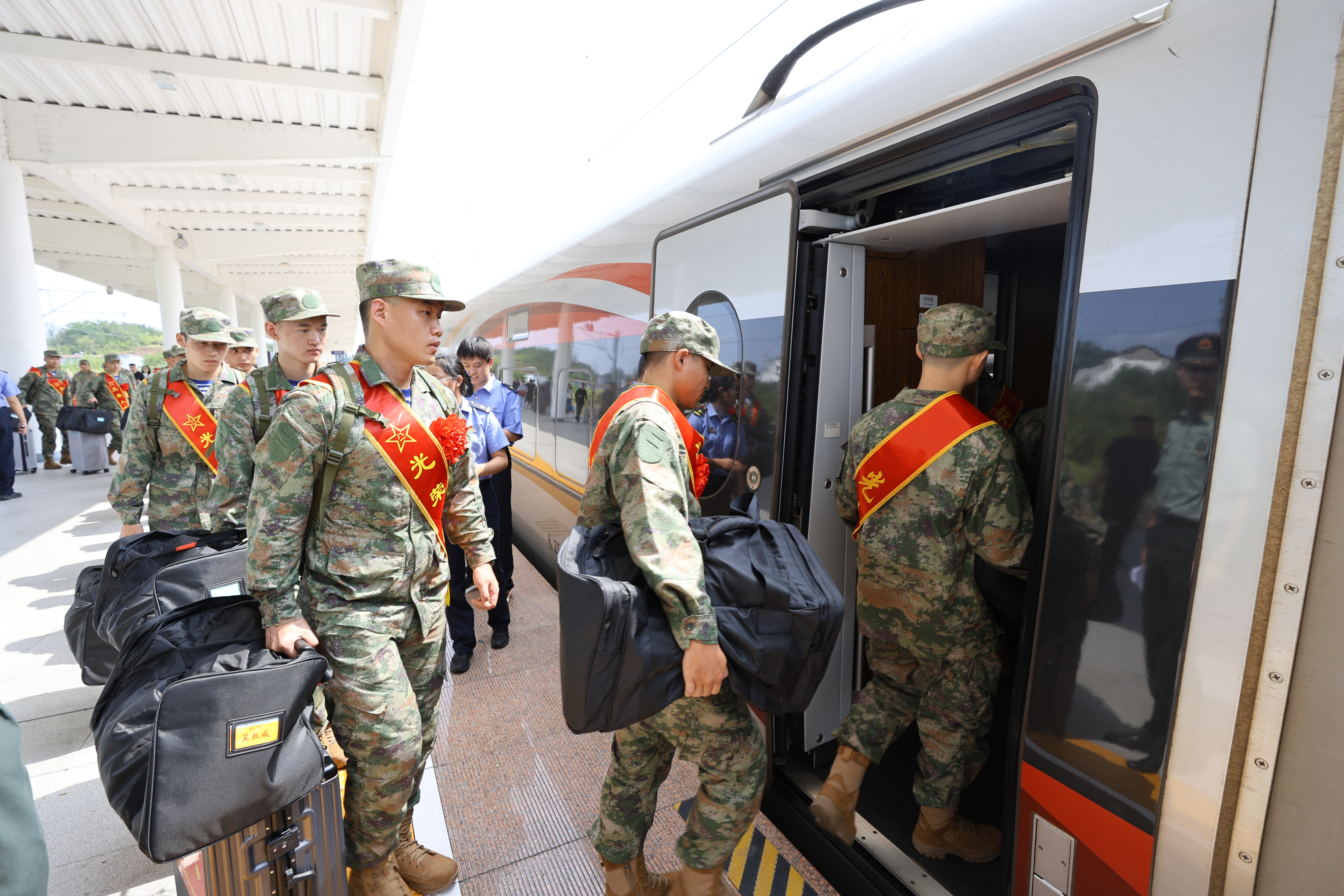 新兵啟程 奔赴軍營